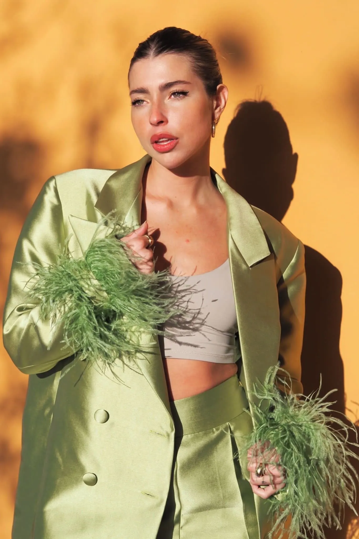 BLAZER OVERSIZED VERDE COM PLUMAS