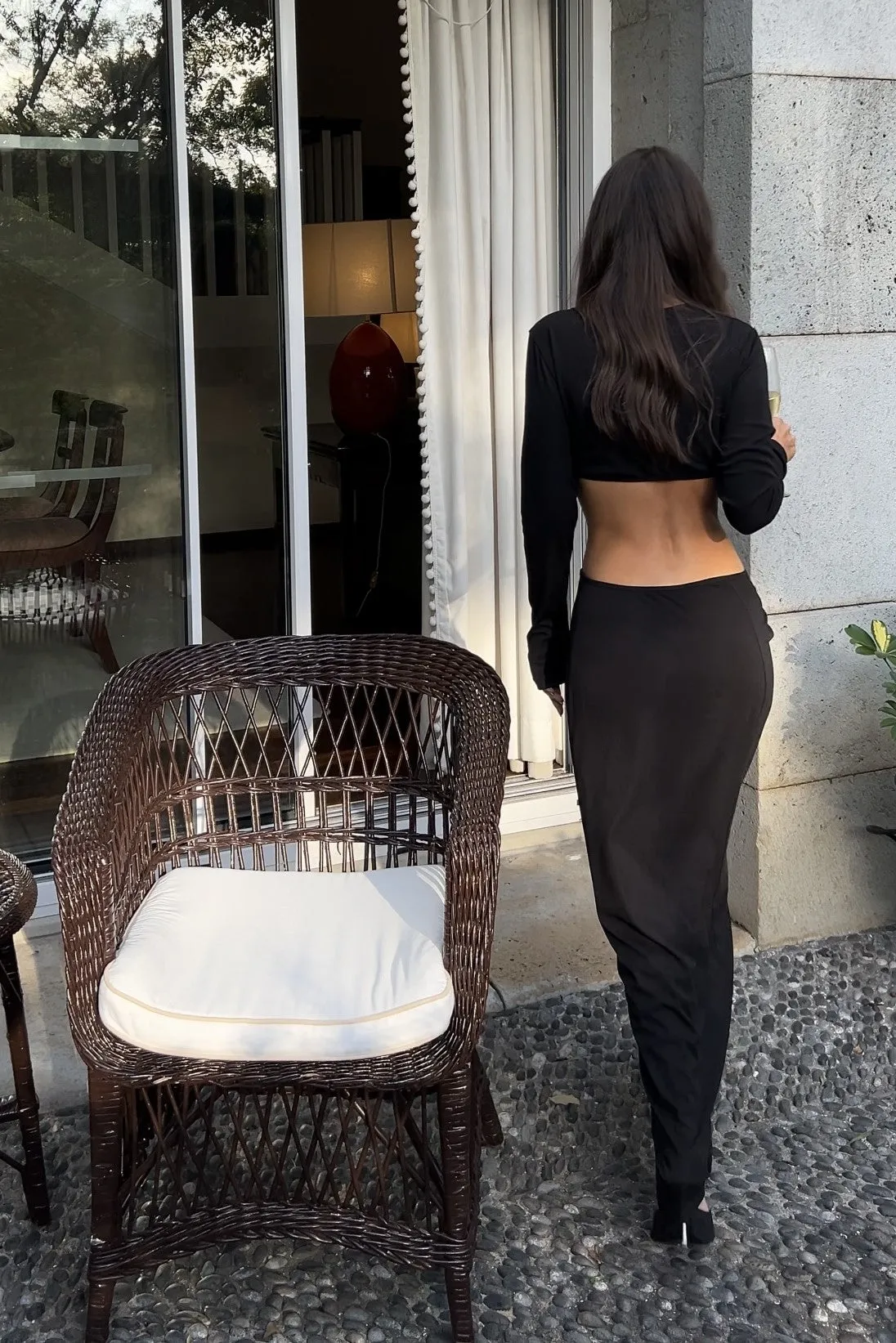 SAIA PRETA COMPRIDA COM APLICAÇÃO