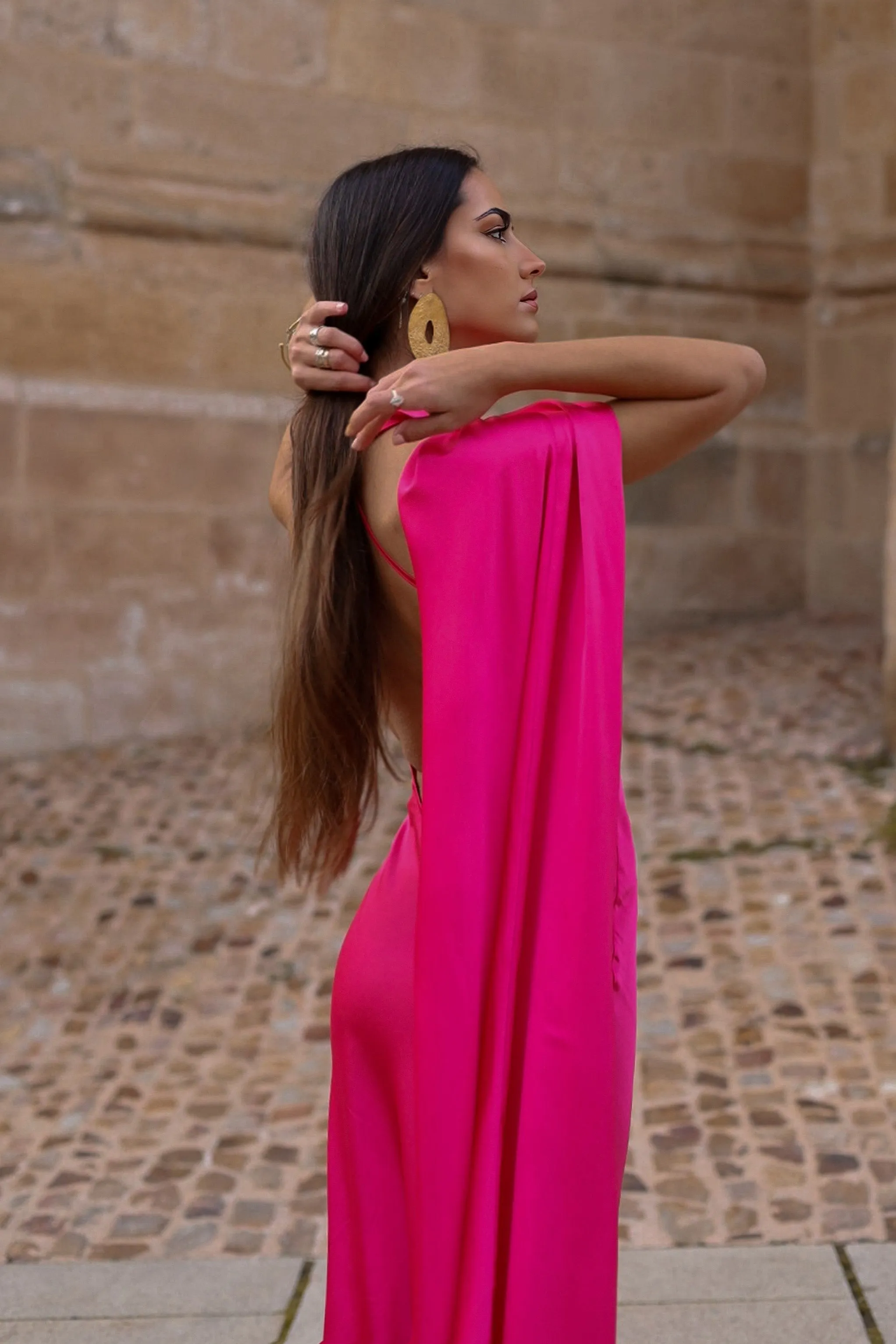VESTIDO COMPRIDO FÚCSIA COM CAPA