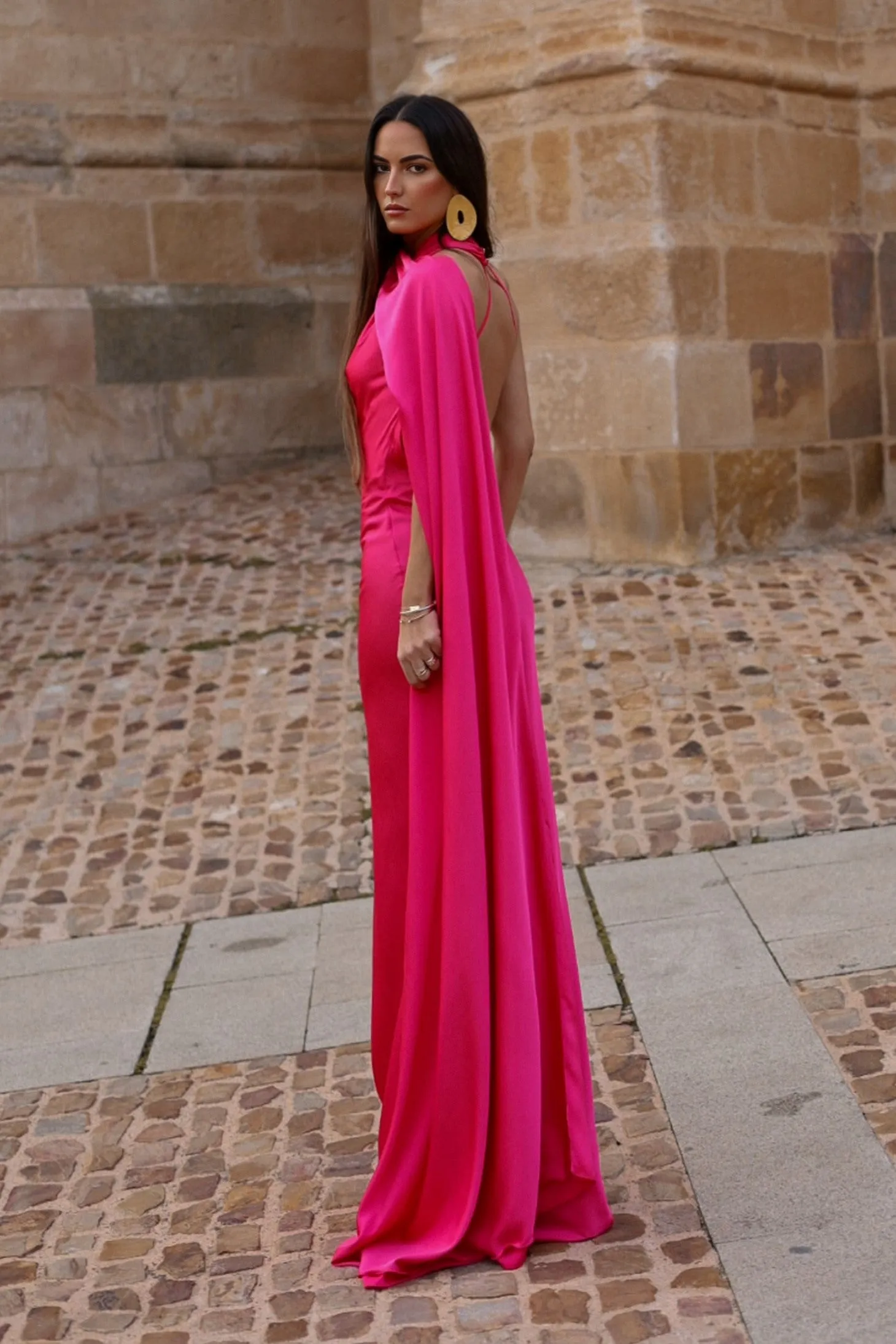 VESTIDO COMPRIDO FÚCSIA COM CAPA