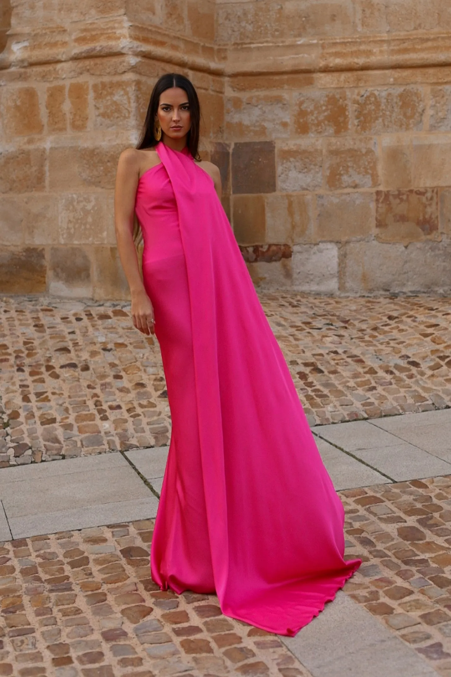 VESTIDO COMPRIDO FÚCSIA COM CAPA