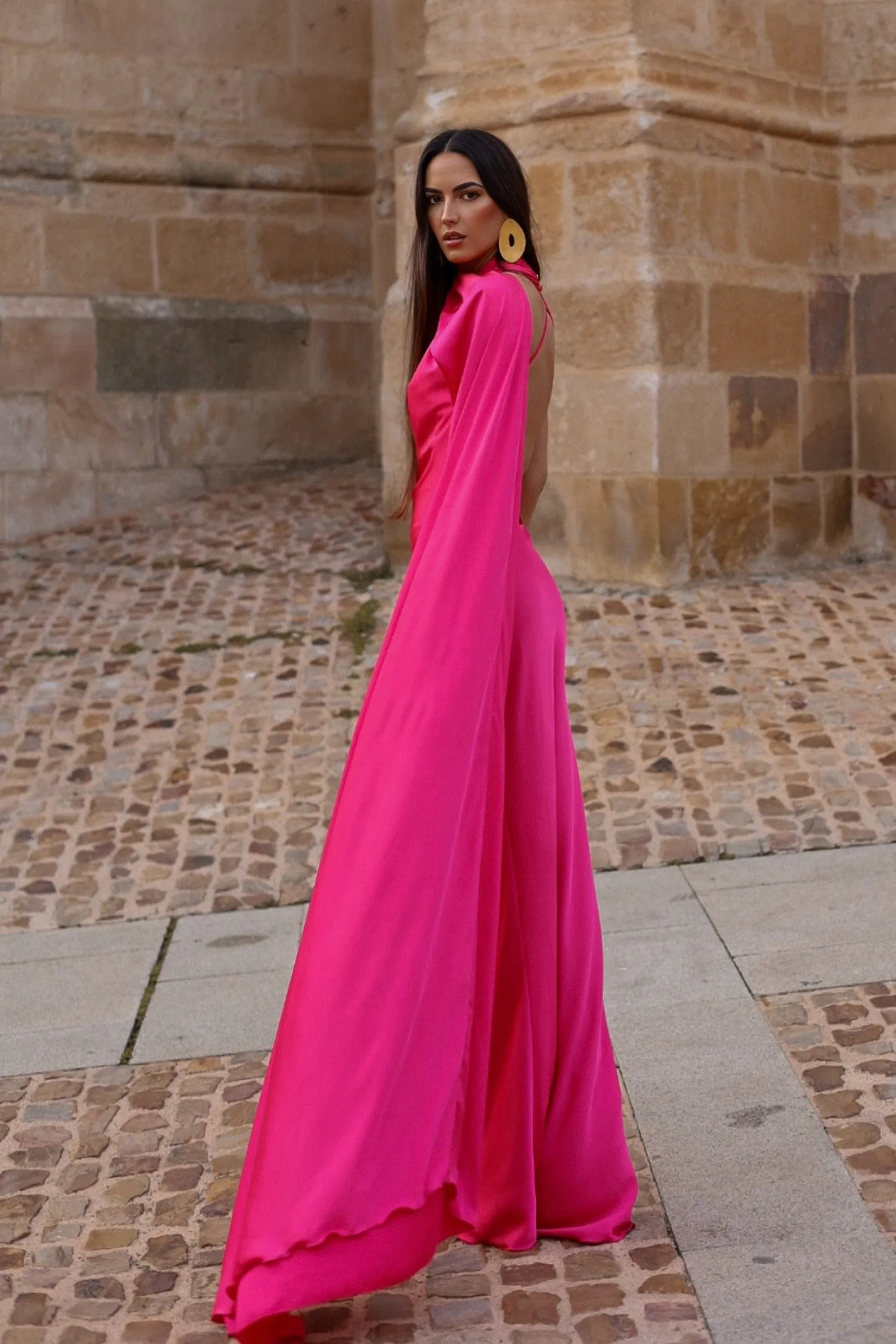 VESTIDO COMPRIDO FÚCSIA COM CAPA