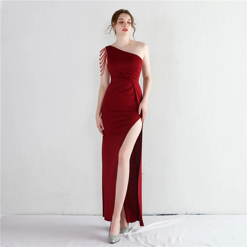 Vestido de Festa Longo com Ombro Assimétrico e Miçangas