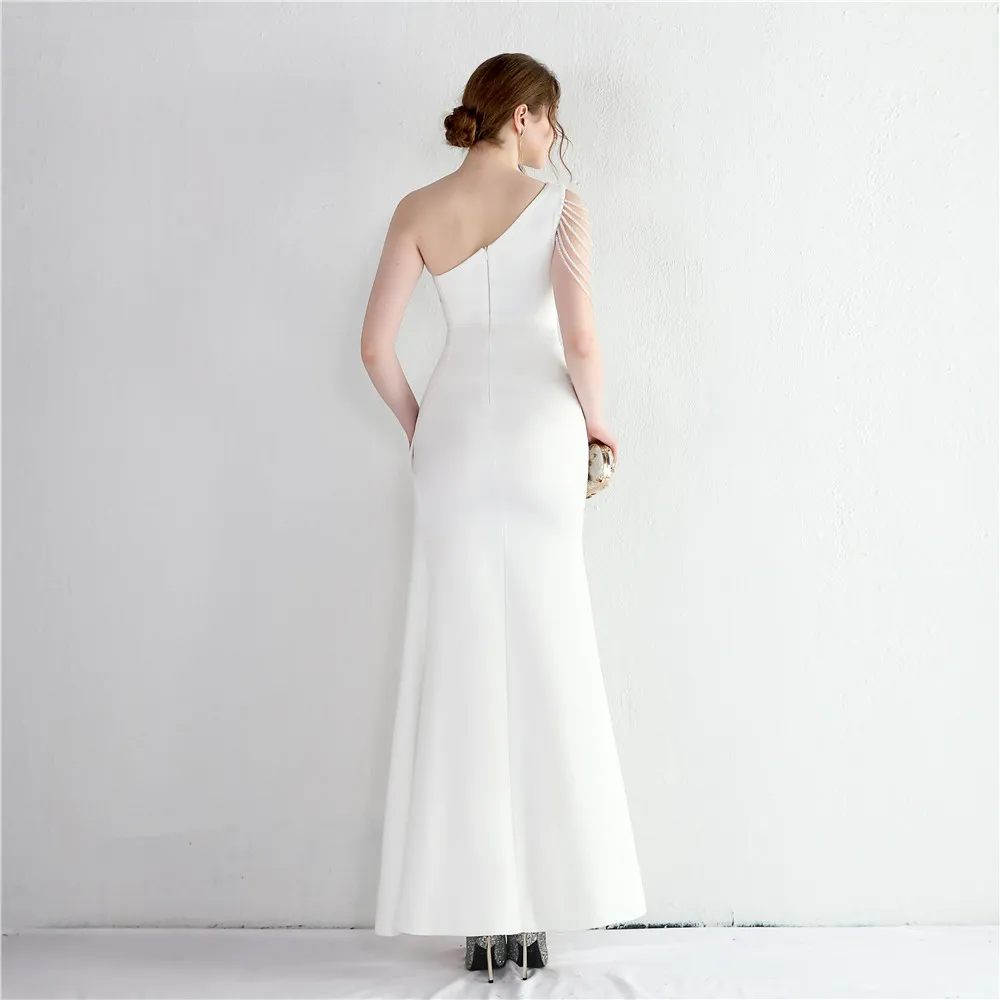Vestido de Festa Longo com Ombro Assimétrico e Miçangas