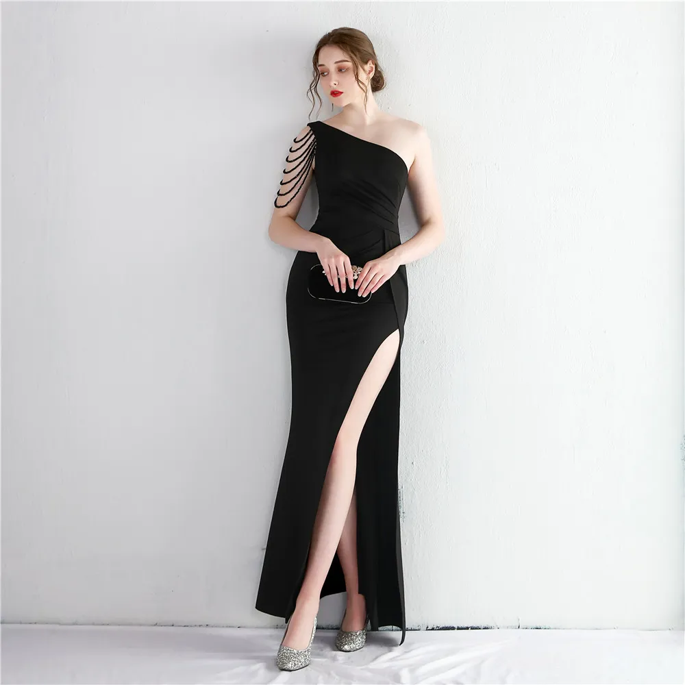 Vestido de Festa Longo com Ombro Assimétrico e Miçangas