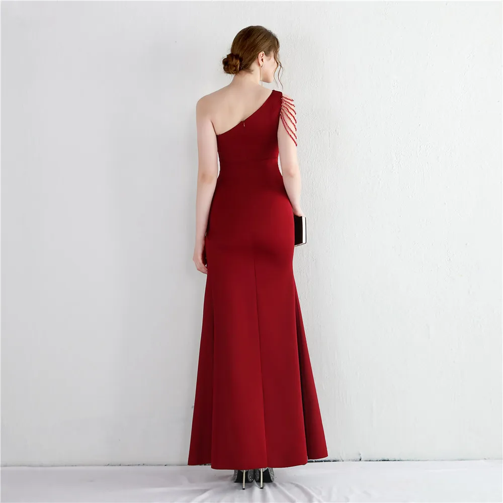 Vestido de Festa Longo com Ombro Assimétrico e Miçangas