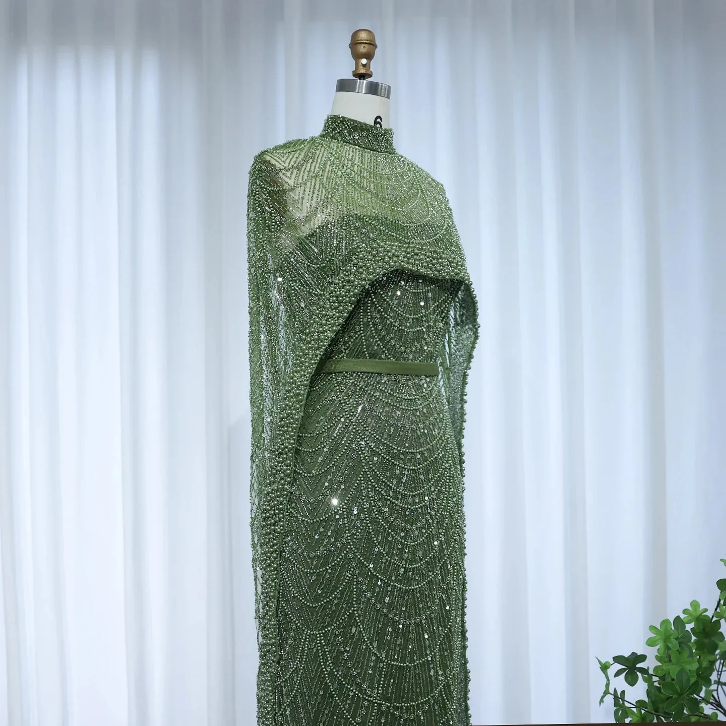 Vestido de Festa Luxuoso com Pérolas e Capa (Pronta Entrega)