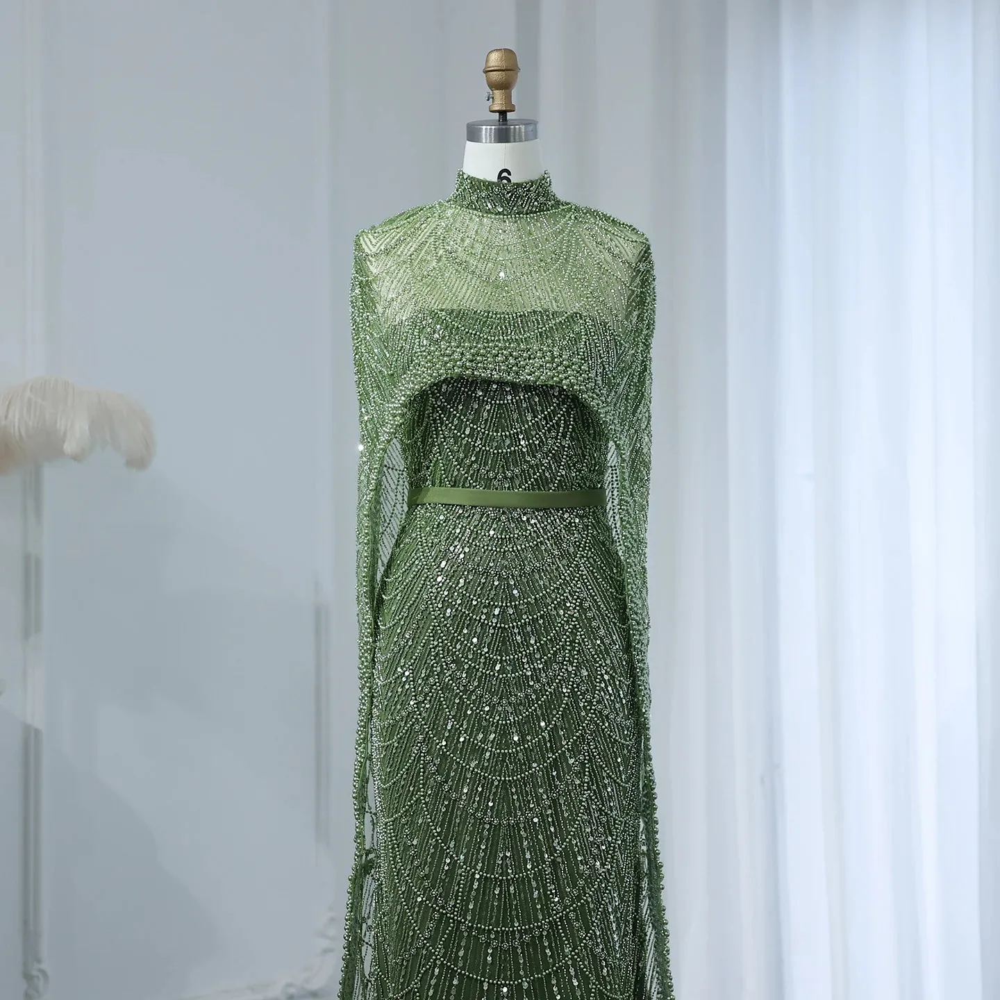Vestido de Festa Luxuoso com Pérolas e Capa (Pronta Entrega)
