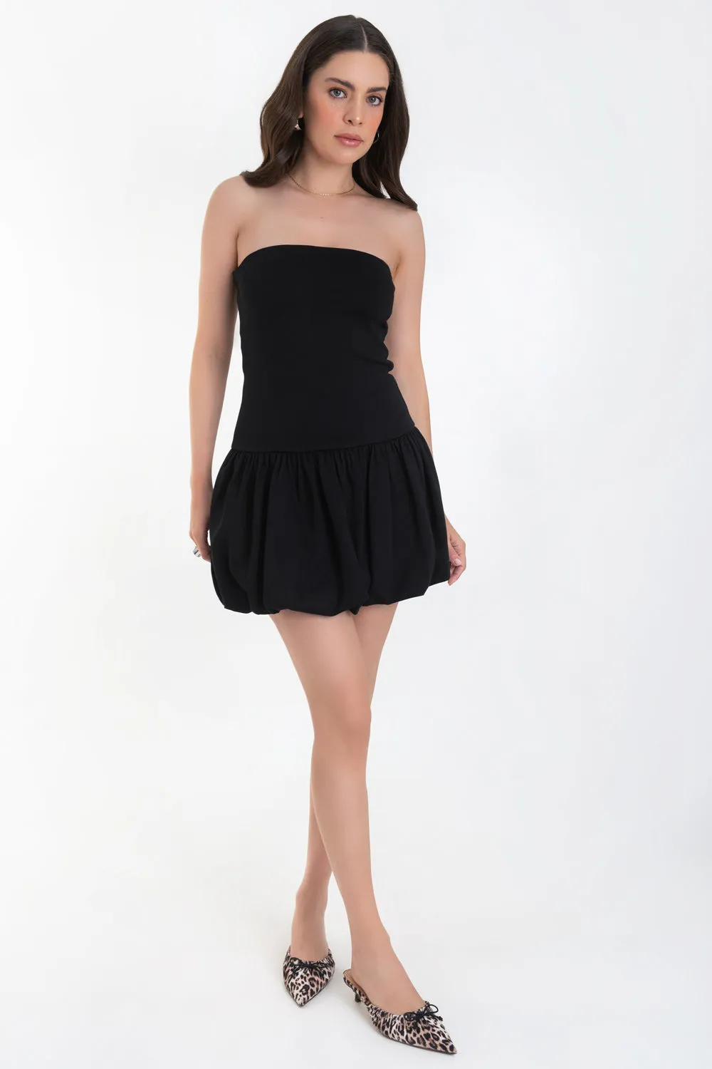 Vestido globo strapless de fit ajustado