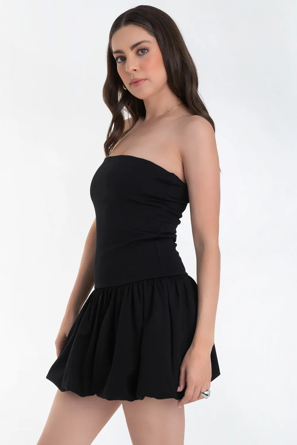 Vestido globo strapless de fit ajustado