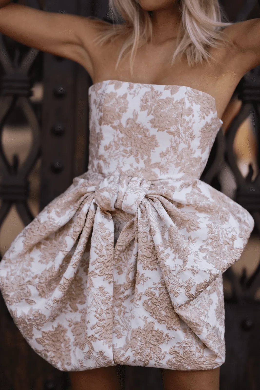 VESTIDO LAÇO JACQUARD FLORAL CAMEL
